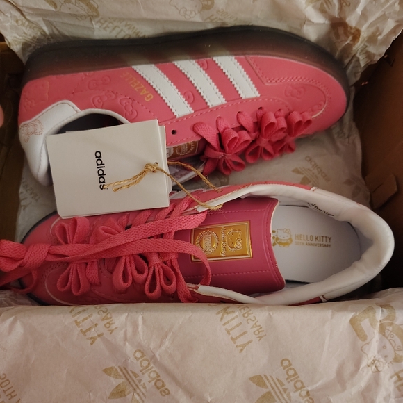 EXCLUSIVE - Hello Kitty 50th Anniversary Women's Adidas Sneakers - (7 1/2 US) - Picture 5 of 12